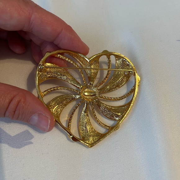 Beautiful heart brooch - Picture 2 of 2